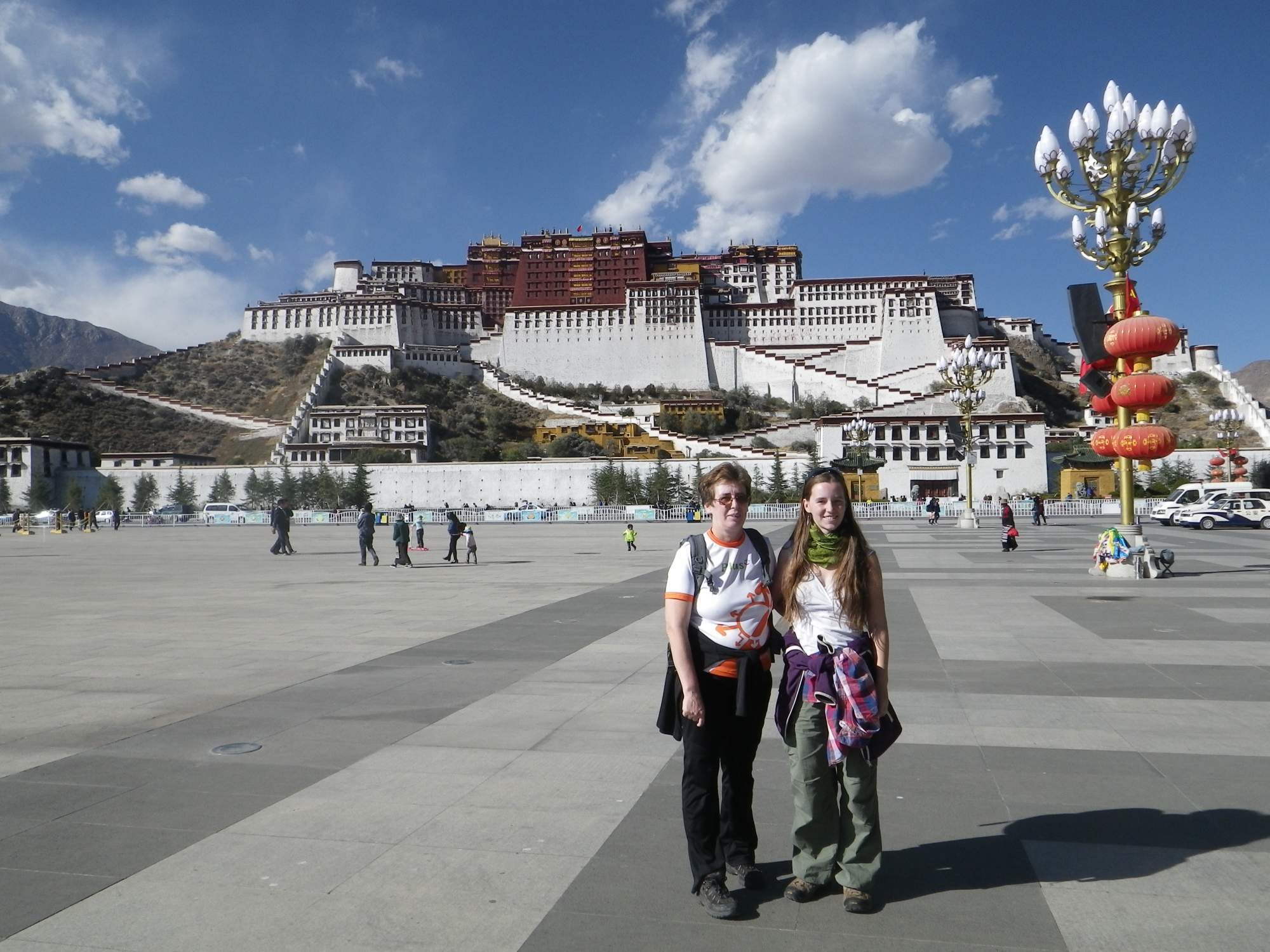 Potála - za zdmi se ukrývá složitý labyrint více než tisícovky kaplí, síní a svatyní - je to srdce celého Tibetu